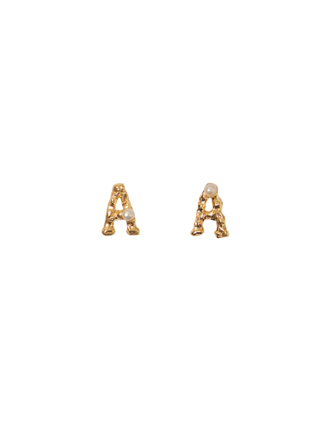 LES MERES THE PEARL LETTER SINGLE EAR STUDS